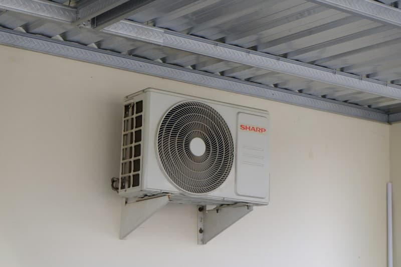 Duar duke pastruar filtrin dhe kryer servis në njësinë e kondicionerit